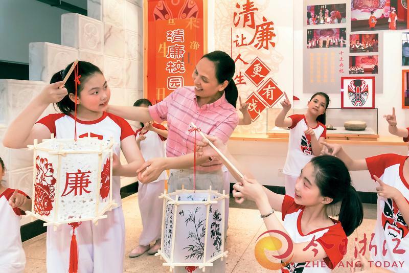 东市街小学师生演绎《婺剧小故事》