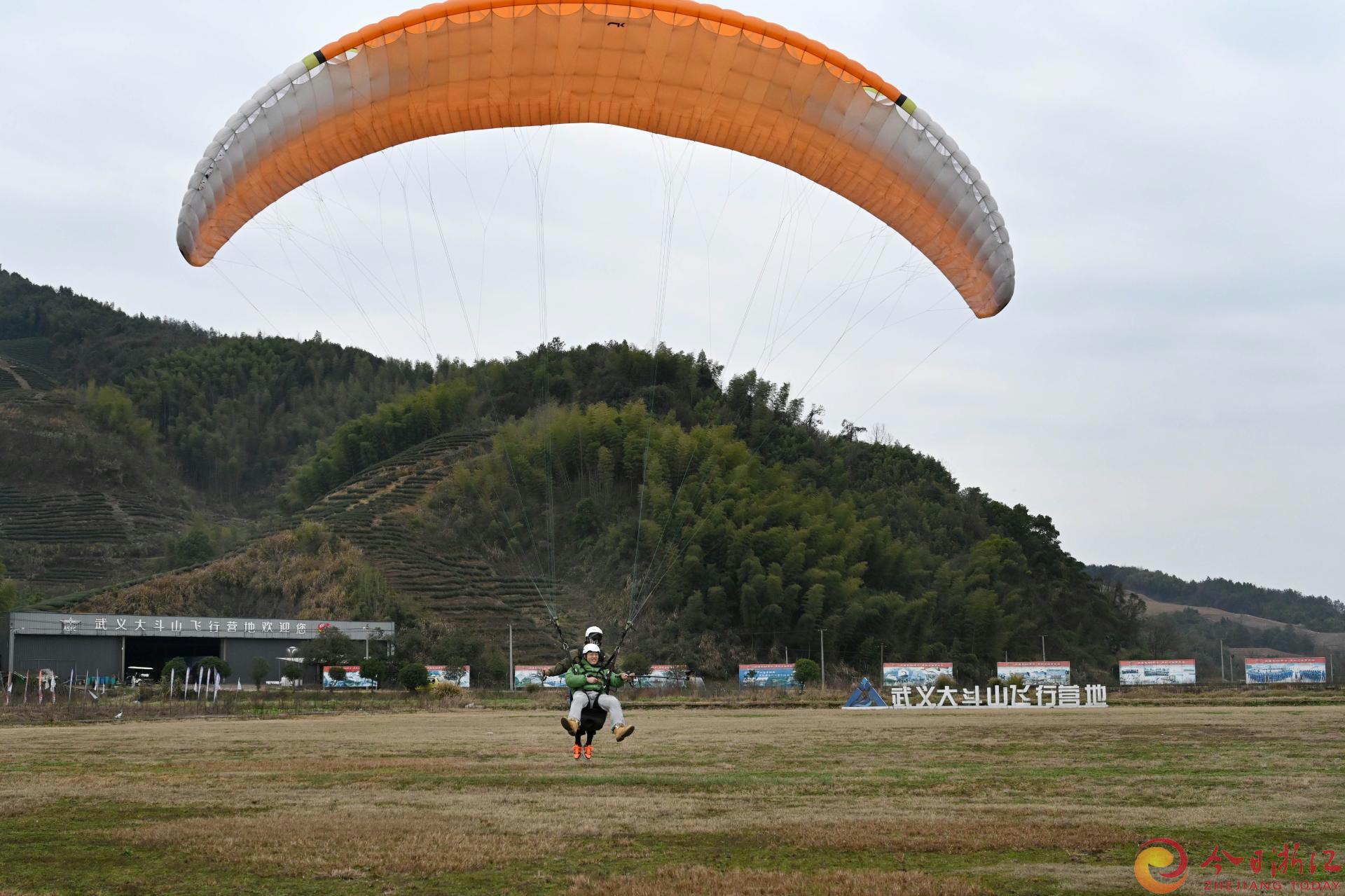 2023年1月26日，市民和游客在武义县大斗山飞行营地开心乘坐滑翔伞、动力三角翼体验空中游，乐享春节假期的欢乐。
兔年春节，许多留在武义县过年的新居民和当地市民都选择本地游。县境内大斗山飞行营地成了今