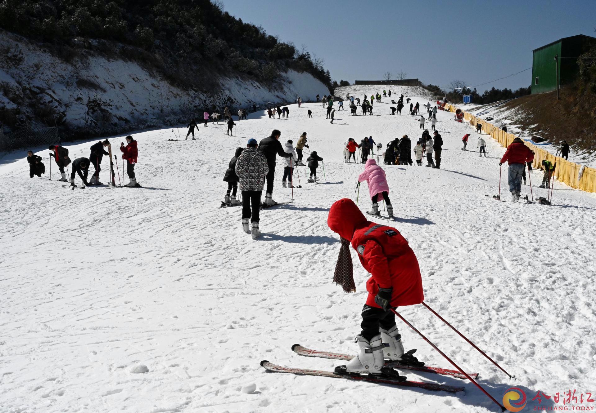 2023年1月25日（大年初四），游客在武义县千丈岩滑雪场开心滑雪。随着这几天气转晴，各地游客齐聚武义县千丈岩滑雪场，日均接待游客超3000人次。