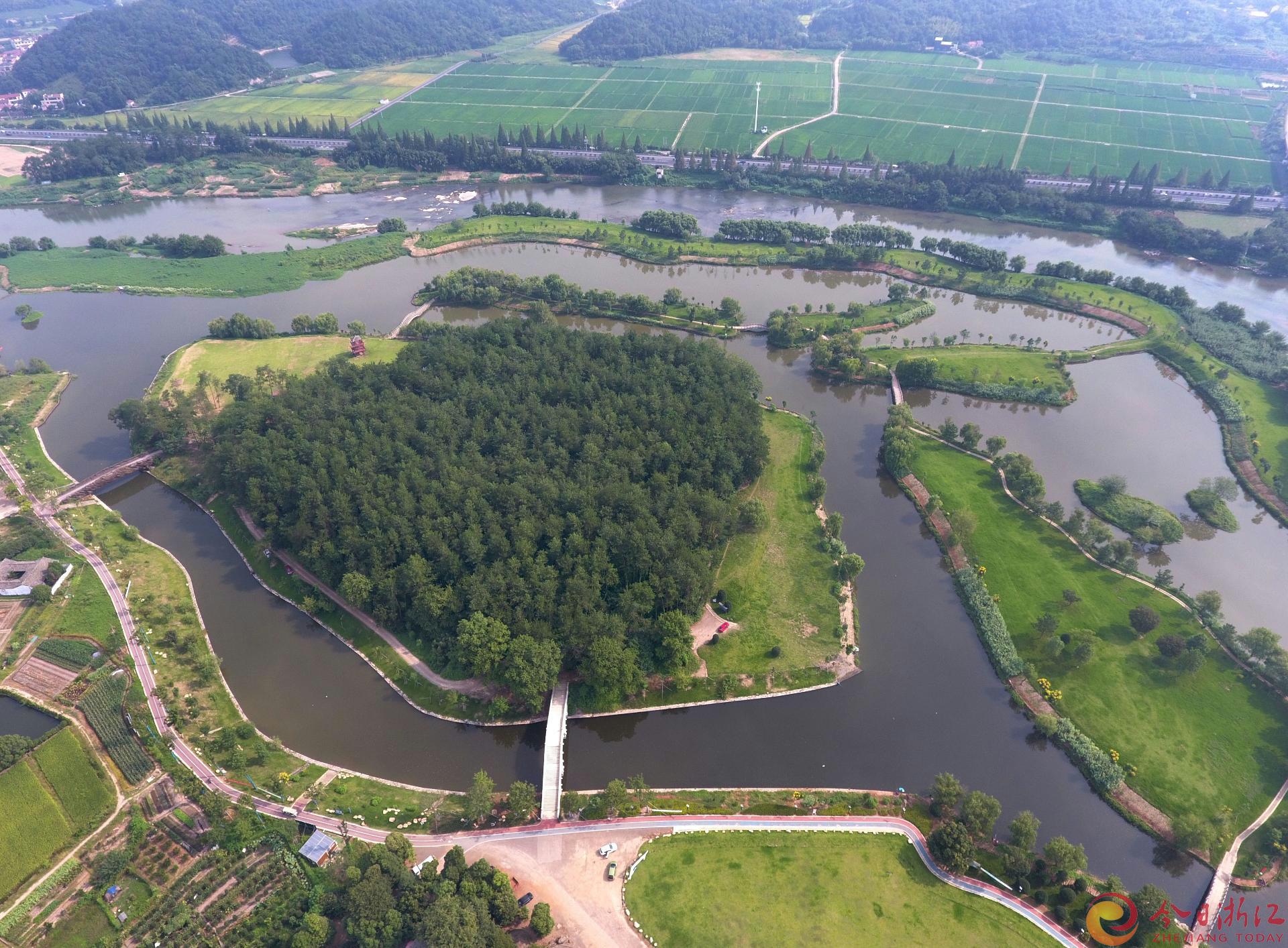 9月12日，虽值初秋时节，但俯瞰武义县履坦生态湿地公园，林水相间、小桥流水、鸟语花香，满目生机。